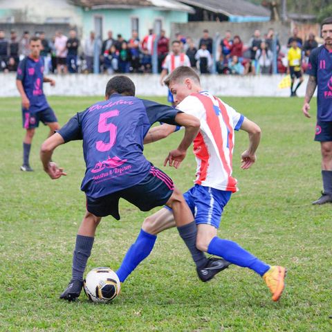 Lance da decis&atilde;o entre Al-Cateia e Cachoeiras em um est&aacute;dio lotado. – Foto: Raphael da Silva/RPH Fotos