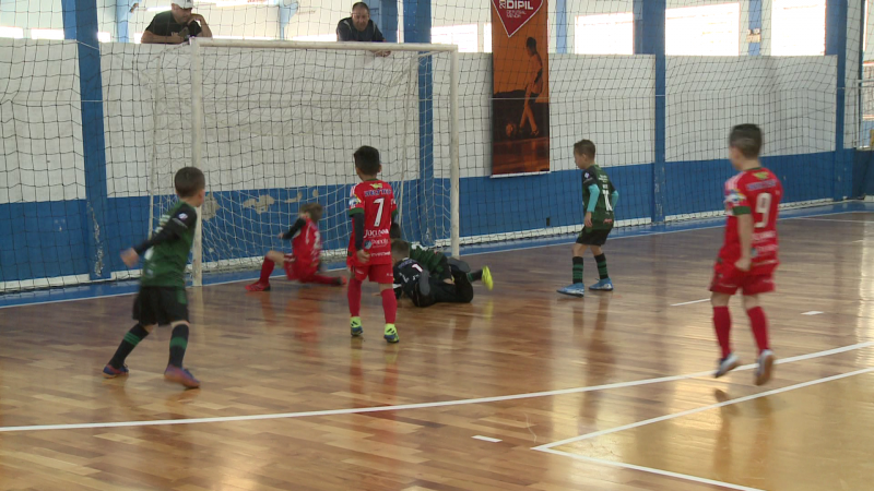 Copa Dipil de Futsal Menor come&ccedil;ou no fim de semana e segue at&eacute; setembro – Foto: NDTV Record Joinville