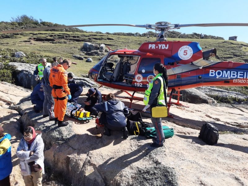 V&iacute;tima precisou ser levada de ambul&acirc;ncia ap&oacute;s resgate de helic&oacute;ptero em cost&atilde;o – Foto: Reprodu&ccedil;&atilde;o Di&aacute;rio do Sul/ND