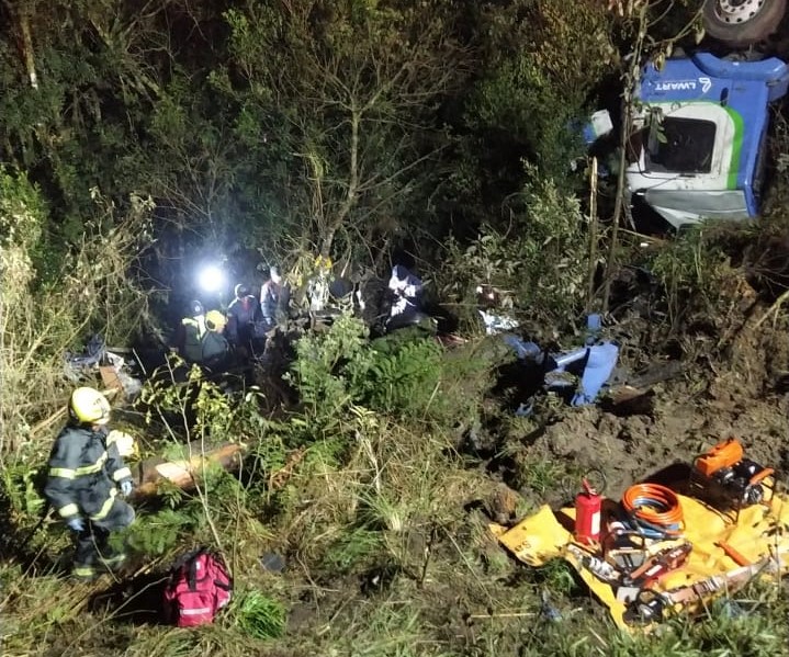 Um homem, uma mulher e uma crian&ccedil;a, de 3 anos, morrem em acidente envolvendo um caminh&atilde;o na BR-282 – Foto: PRF/Divulga&ccedil;&atilde;o/ND