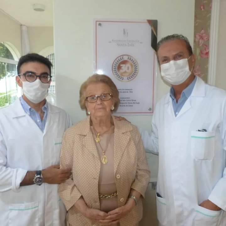 Em família: Dona Zica com Dr. Leonardo Simas Abi Saab, dermatologista, e Dr. Ricardo de Simas, geriatra da clínica, na comemoração dos 30 anos &#8211; Foto: Fotos/Divulgação