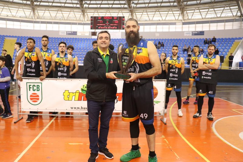 Basket Joaçaba ficou com a medalha de bronze na competição que antecede o Campeonato Catarinense de Basquete &#8211; Foto: VICTOR GUIAO/ND
