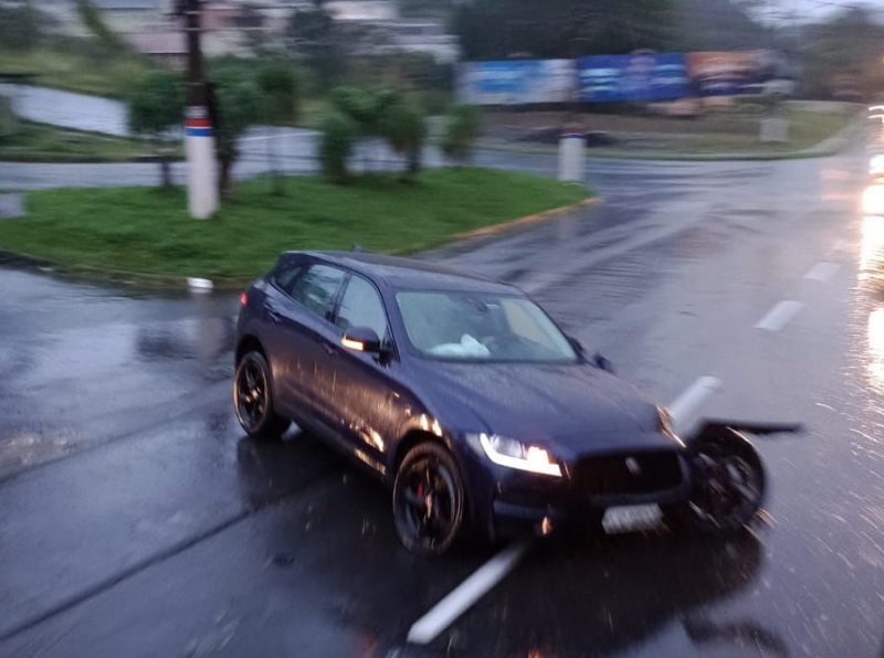 Motorista perdeu o controle e ve&iacute;culo colidiu na subida do Morro da Lagoa &mdash; Foto: GMF/Reprodu&ccedil;&atilde;o/ND