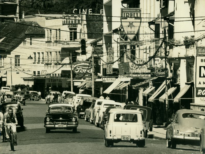 Em quase um s&eacute;culo, muita coisa mudou em Florian&oacute;polis. Foto da d&eacute;cada de 1960 mostra a chegada das novos avan&ccedil;os tecnol&oacute;gicos que movimentaram o mercado de trabalho na Capital – Foto: Arquivo Hist&oacute;rico Professor Jos&eacute; Ferreira da Silva/ND