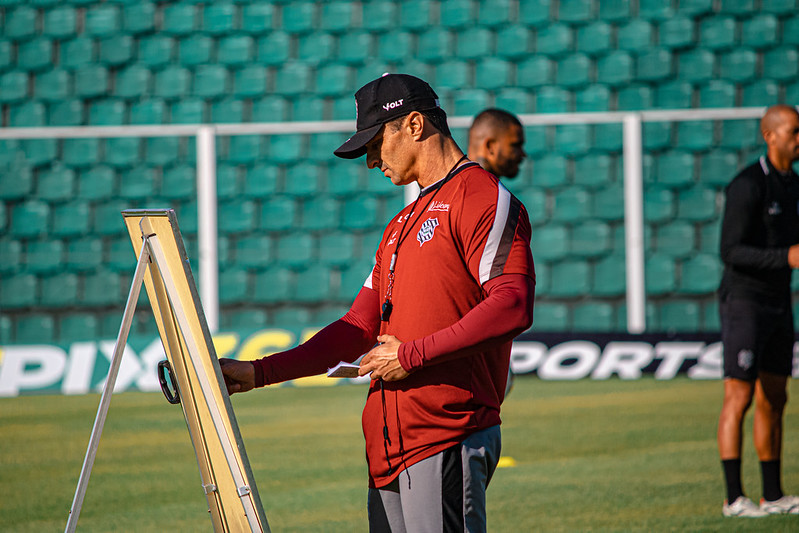 T&eacute;cnico J&uacute;nior Rocha ter&aacute; um duro trabalho para o duelo diante do Vit&oacute;ria – Foto: Patrick Floriani/FFC/Divulga&ccedil;&atilde;o/ND