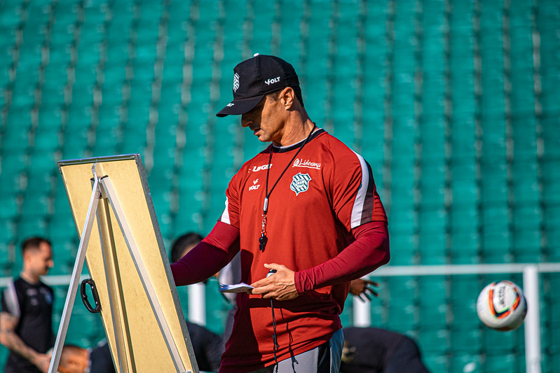 Júnior Rocha, técnico do Figueirense
