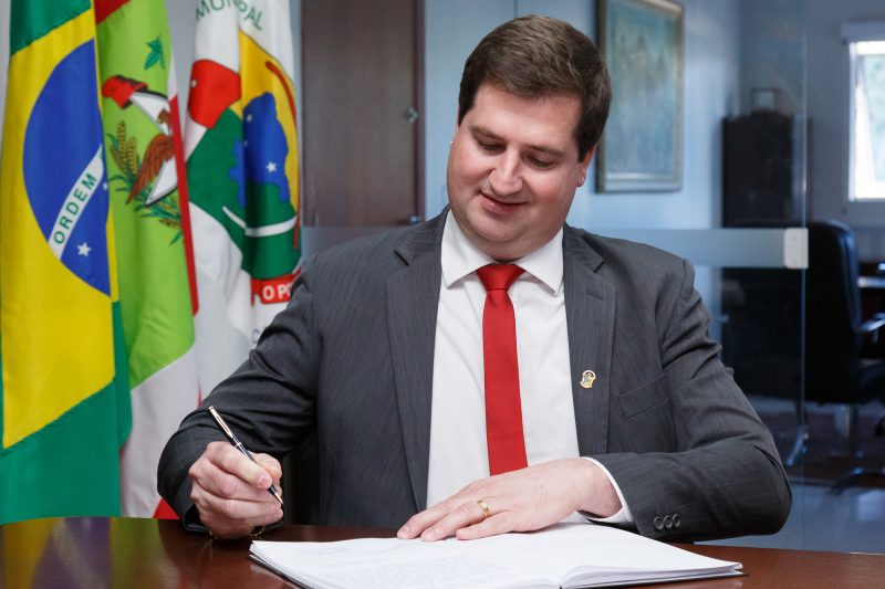 Vereador Rafael assinou termo de posse nesta segunda-feira em Itaja&iacute; – Foto: Davi Spuldaro-CVI/ND