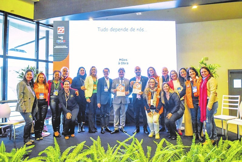 Equipes celebram o documento que ajudar&aacute; prefeituras de Santa Catarina com planejamento e preven&ccedil;&atilde;o &mdash; Foto: Divulga&ccedil;&atilde;o/ND