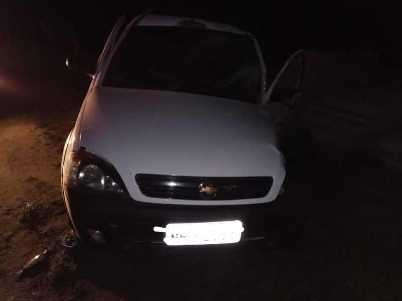 Casal que ocupada ve&iacute;culo Chevrolet Montava teve ferimentos leves – Foto: Divulga&ccedil;&atilde;o/Corpo de Bombeiros/ND