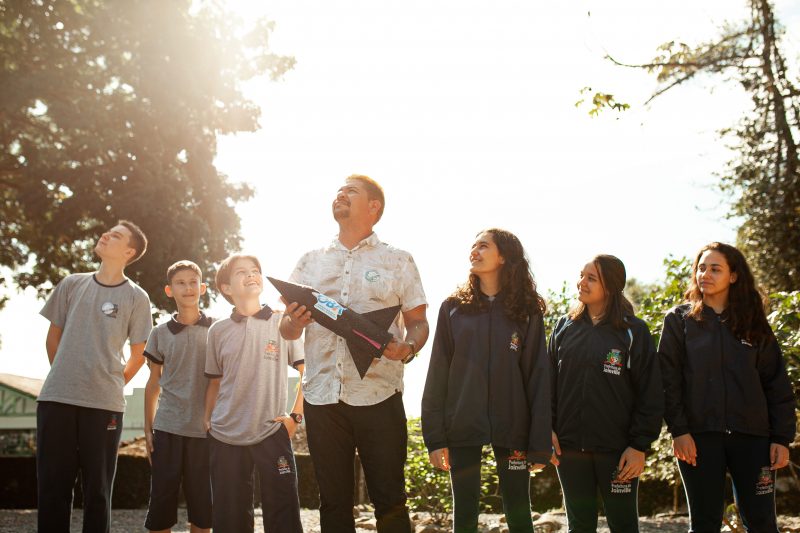 Lan&ccedil;amento de foguete da MOBFOG virou evento na unidade escolar – Foto: Leve Fotografia com Prop&oacute;sito