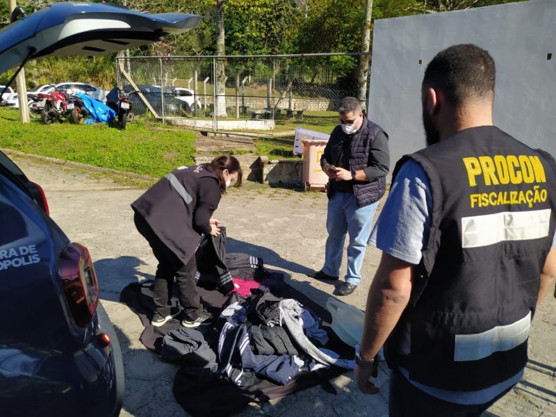 Quase 400 produtos s&atilde;o apreendidos em opera&ccedil;&atilde;o de combate ao com&eacute;rcio ilegal em Florian&oacute;polis – Foto: Divulga&ccedil;&atilde;o/PMF/ND