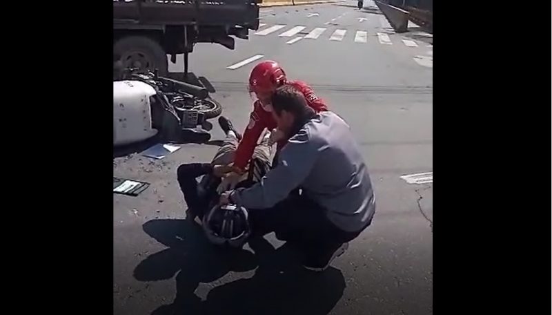 Equipes prestam socorro &agrave; v&iacute;tima do acidente. – Foto: Reprodu&ccedil;&atilde;o v&iacute;deo/Divulga&ccedil;&atilde;o ND