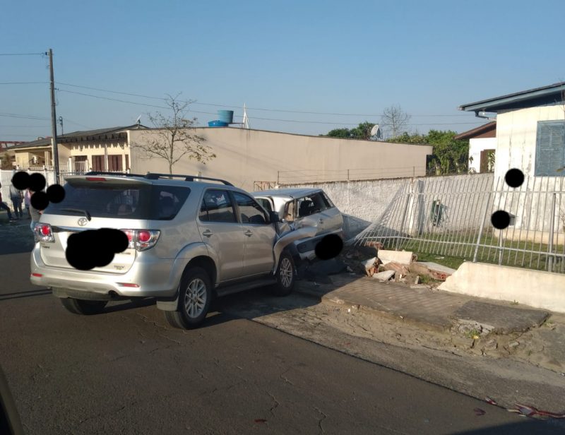 Motorista bate em carro estacionado, atinge adolescente e derruba muro de casa em SC – Foto: Corpo de Bombeiros/Divulga&ccedil;&atilde;o/ND
