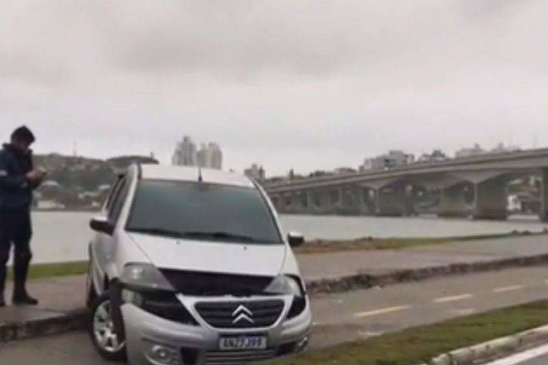 Condutor perdeu o controle da dire&ccedil;&atilde;o e rodou com carro na pista &mdash; Foto: GMF/Divulga&ccedil;&atilde;o