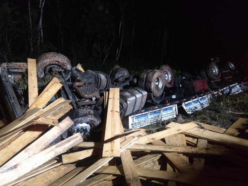 Caminhoneiro chegou a ser atendido pelo Corpo de Bombeiros, mas n&atilde;o resistiu – Foto: Divulga&ccedil;&atilde;o/PMRv/ND