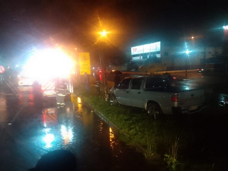 Casal e filho de 10 anos ficam feridos ap&oacute;s carro bater em &aacute;rvore em Itaja&iacute; – Foto: Corpo de Bombeiros Militar/Divulga&ccedil;&atilde;o/ND