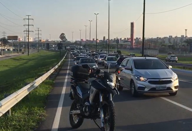 Tr&acirc;nsito estava intenso na BR-282 por volta das 8h15 &mdash; Foto: Guarda Municipal de Florian&oacute;polis/Divulga&ccedil;&atilde;o/ND