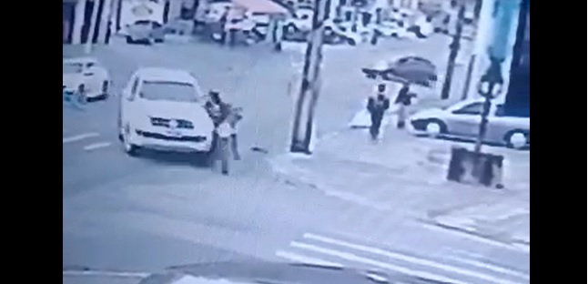 Momento em que motorista da caminhonete atinge motociclista. – Foto: Reprodu&ccedil;&atilde;o imagens de v&iacute;deo/Divulga&ccedil;&atilde;o ND