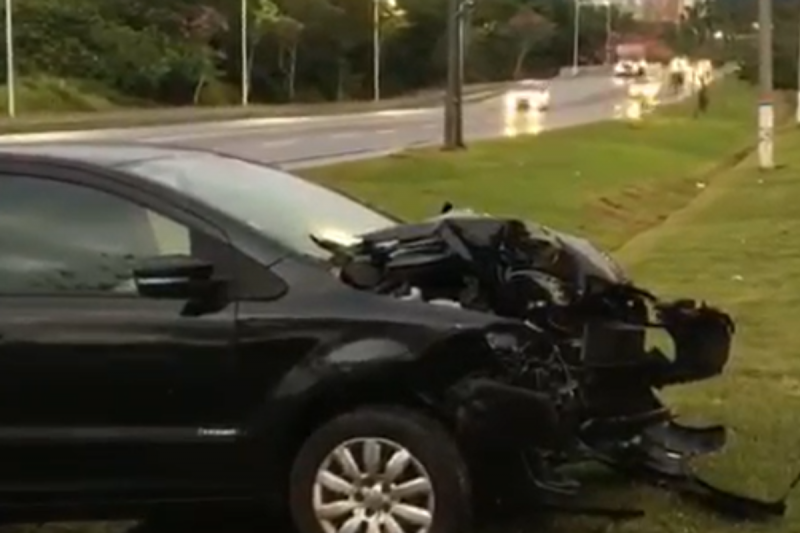 Mulher perde controle da dire&ccedil;&atilde;o, roda na pista e bate carro contra poste – Foto: GMF/Divulga&ccedil;&atilde;o/ND
