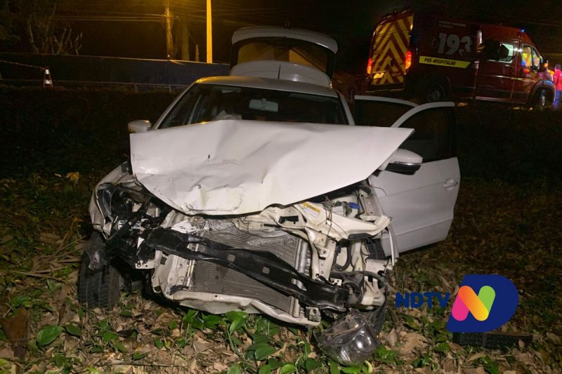 Frente do ve&iacute;culo ficou totalmente destru&iacute;da – Foto: Ricardo Alves/NDTV