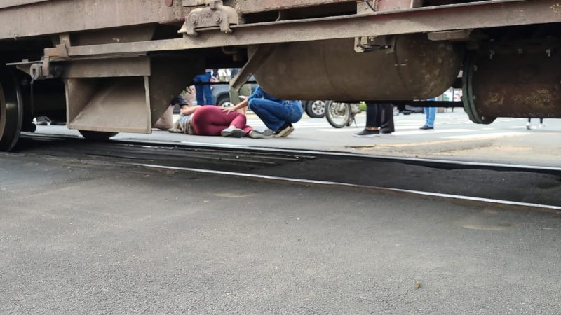 Mulher ficou ferida ap&oacute;s ser atropelada pelo trem – Foto: Reprodu&ccedil;&atilde;o/Internet