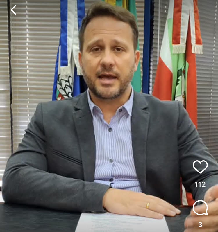 Foi por volta dos 11 minutos da transmiss&atilde;o ao vivo que o prefeito falou sobre o n&uacute;mero de pessoas cadastradas atingidas pelas enchentes. – Foto: Divulga&ccedil;&atilde;o/Internet