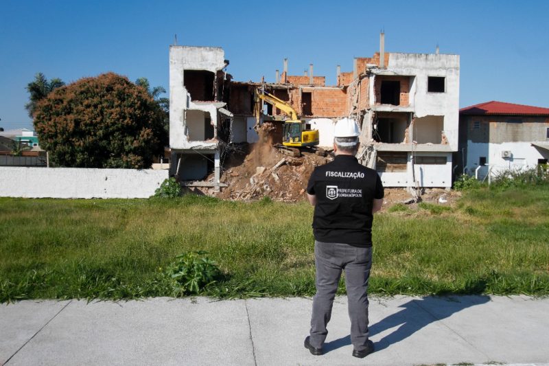 Agente da prefeitura acompanhando demoli&ccedil;&atilde;o de constru&ccedil;&atilde;o irregular nos Ingleses – Foto: Leo Munhoz/ND