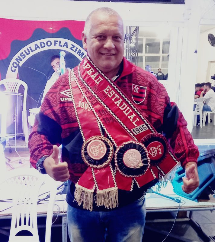 Agnaldo Liz abriu m&atilde;o das suas faixas de campe&atilde;o pelo Flamengo em prol da menina Helena. Gesto aplaudido pelos seus colegas.&nbsp; – Foto: Figueirense Master/divulga&ccedil;&atilde;o/ND