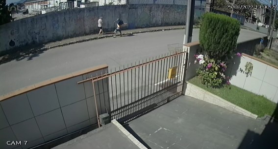 V&iacute;tima cai desacordada ap&oacute;s ser agredida no rosto por homem desconhecido – Foto: Captura do v&iacute;deo