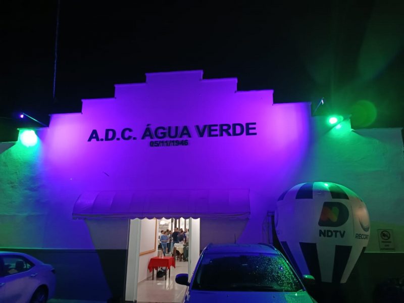 Associa&ccedil;&atilde;o Desportiva Cultural &Aacute;gua Verde, em Blumenau, decorou a fachada do clube com a cor lil&aacute;s pela causa do fim da viol&ecirc;ncia contra as mulheres &mdash; Foto: Joel Vronski/Divulga&ccedil;&atilde;o/ND