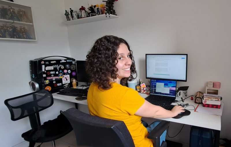 &Aacute;gueda Piccoli consegue conciliar vida pessoal e profissional trabalhando em casa, agora do Rio de Janeiro – Foto: Agueda home office