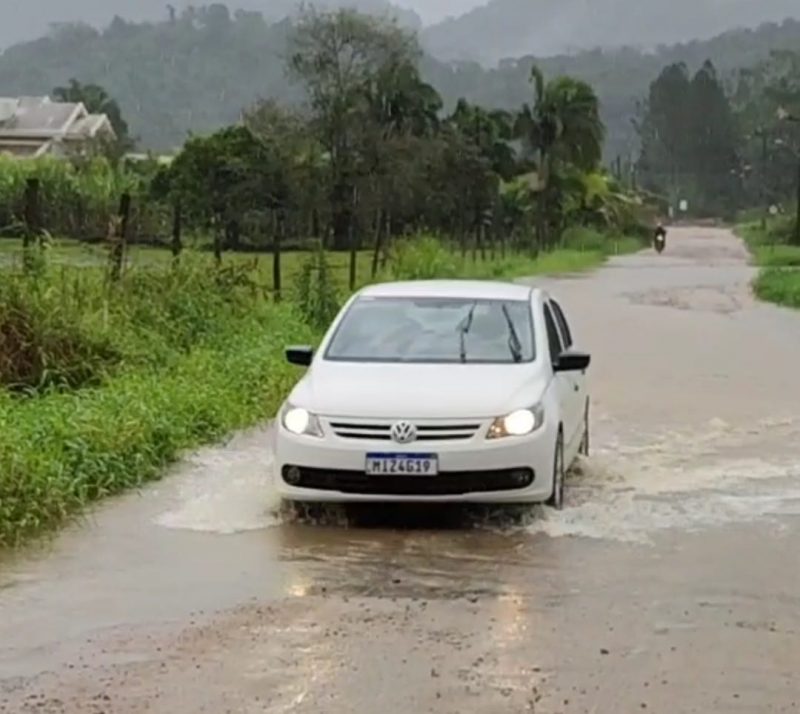 Carro do representante comercial fez a travessia de pedestres em rua alagada em Blumenau – Foto: Rodrigo Vieira/NDTV