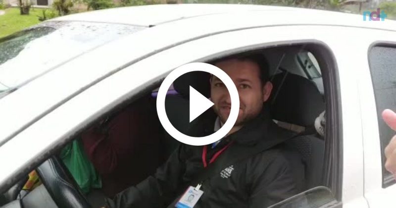 Esteban ajudou desconhecidos em uma rua que ficou alagada em Blumenau – Foto: Rodrigo Vieira/NDTV