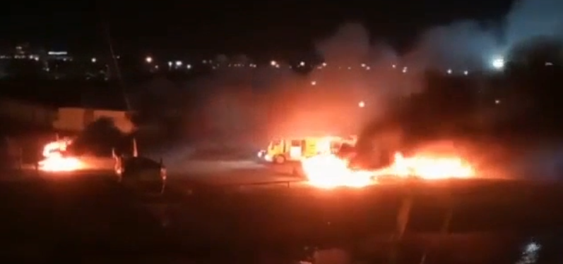 Torcedores do Aldovisi colocaram fogo nos carros dos jogadores – Foto: Reprodu&ccedil;&atilde;o Twitter