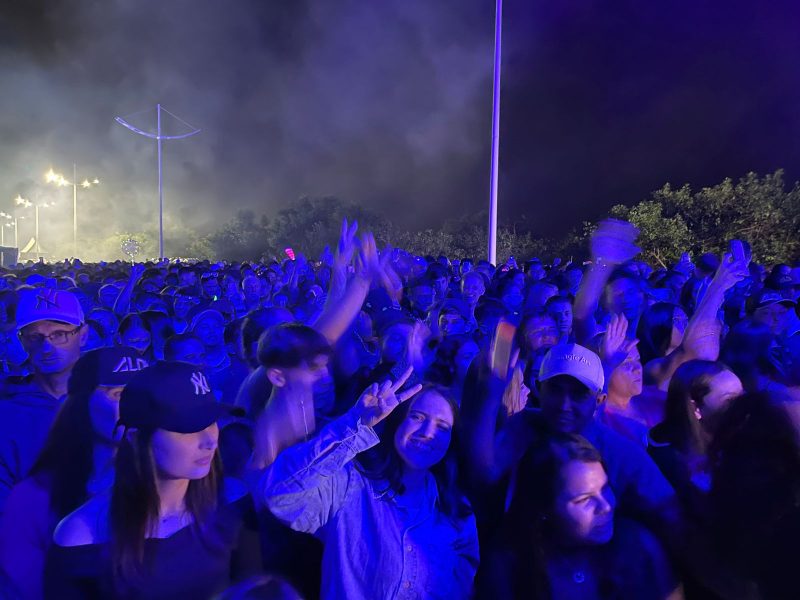 Mais de 40 mil pessoas comemoraram o anivers&aacute;rio de Navegantes ao som de Alok – Foto: Nathalia Fontana/ND