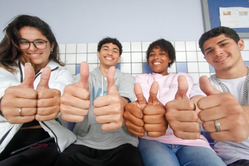 Eles aprendem utilizando os polegares e estudam pelos meios digitais – Foto: Leo Munhoz/ND