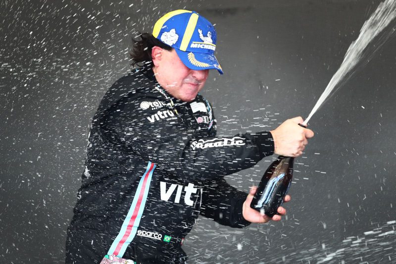 P&oacute;dios e champagne em 2022 para o piloto Andr&eacute; Gaidzinski que est&aacute; na briga pelo t&iacute;tulo do campeonato – Foto: divulga&ccedil;&atilde;o