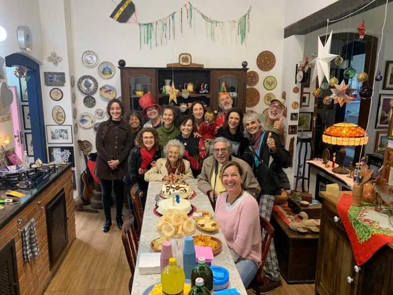 Peninha (de jaqueta bege) recebe comitiva para comemorar anivers&aacute;rio – Foto: Morgana Andrade / Divulga&ccedil;&atilde;o / ND