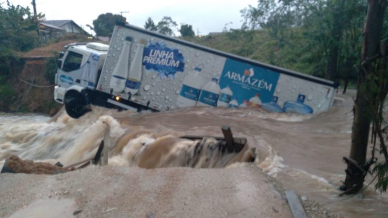 Caminh&atilde;o arrastado pela correnteza no bairro S&atilde;o Roque, entre os munic&iacute;pios de Armaz&eacute;m e Gravatal – Foto: Divulga&ccedil;&atilde;o/ND