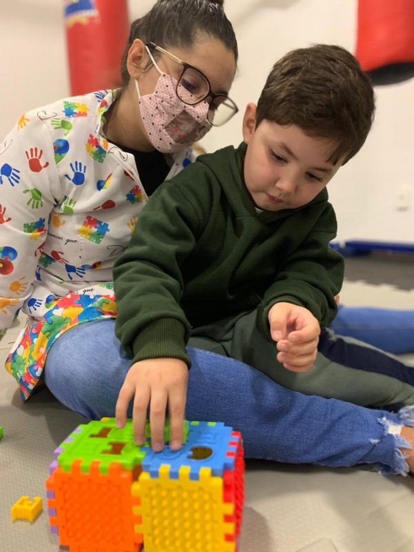 Exerc&iacute;cios de Augusto com a fonoaudi&oacute;loga Jessica Abreu &mdash; Foto: Arquivo pessoal/Jessica Abreu/ND