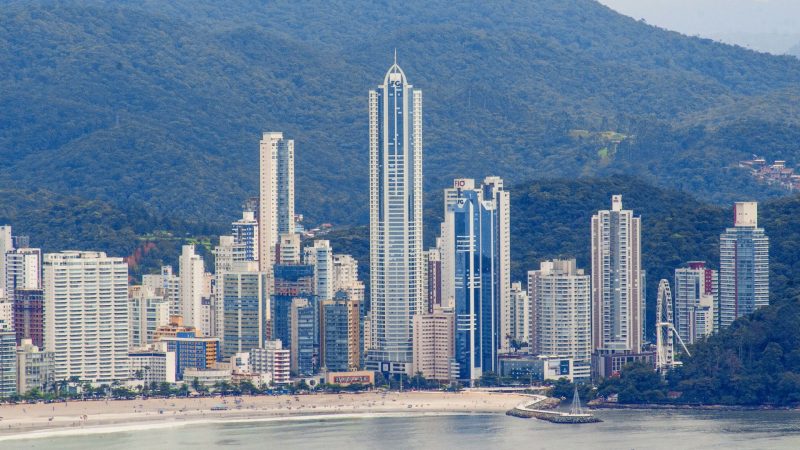 Imagem aérea de arranha-céus na Praia Central de Balneário Camboriú, cujos imóveis devem disparar com nova orla