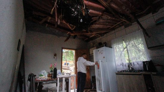 &#39;Não posso deixar minha família morrer aqui&#39;, diz morador desalojado em Florianópolis