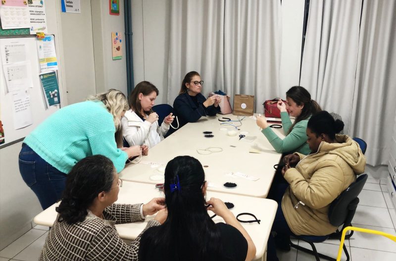 Mães de alunos com desenvolvimento atípico participam de reuniões para trocar experiência