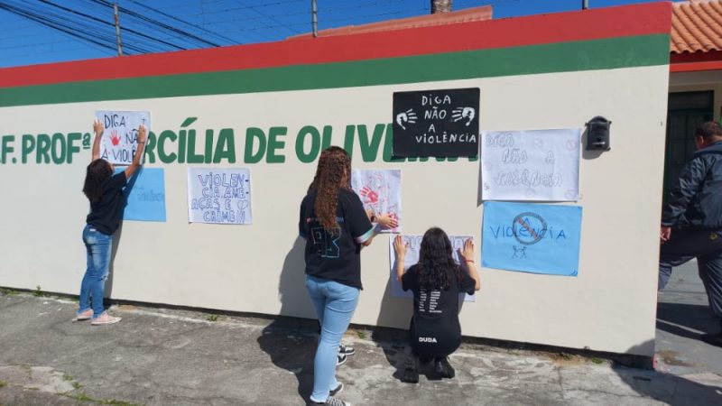 Ato pedindo o fim da viol&ecirc;ncia foi realizado em frente &agrave; escola, nesta quarta-feira (24) – Foto: Divulga&ccedil;&atilde;o/ND