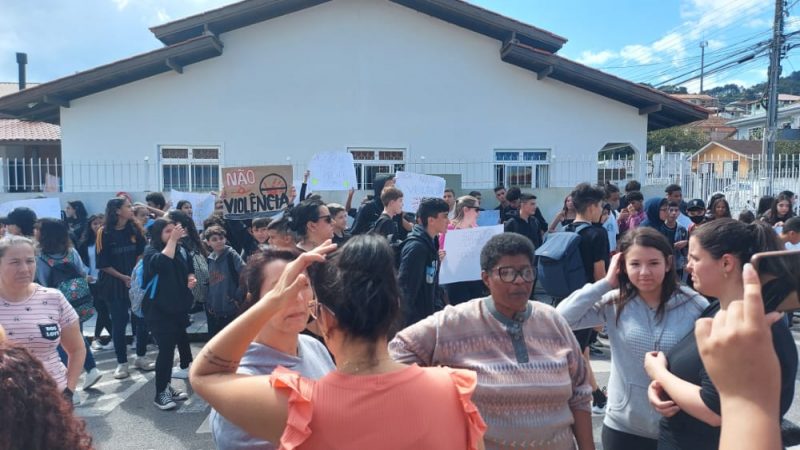 Familiares e comunidade escolar se re&uacute;nem para pedir fim da viol&ecirc;ncia – Foto: Divulga&ccedil;&atilde;o/ND
