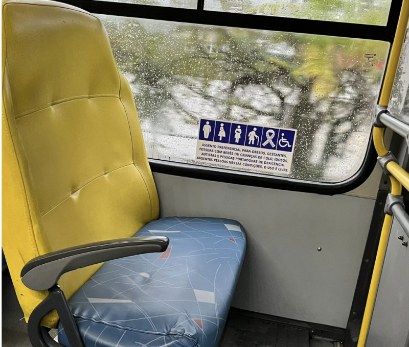 Os assentos preferenciais est&atilde;o indicados com adesivos informativos &mdash; Foto: Bruno Benetti/Arquivo Pessoal/ND