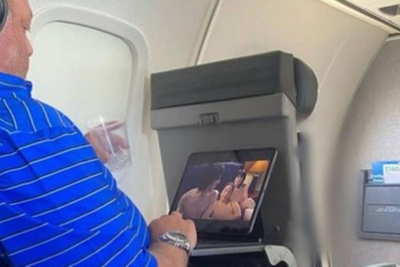 Passageiro foi flagrado assistindo a filme porn&ocirc; em pleno voo – Foto: Reprodu&ccedil;&atilde;o/Internet