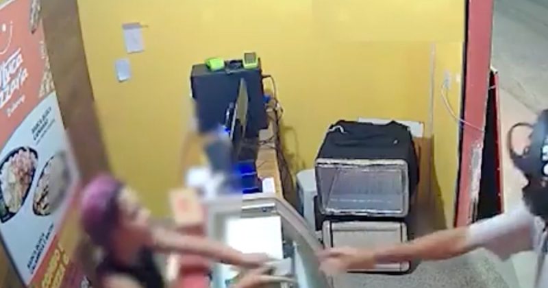 Depois de limpar o caixa, bandido devolve o celular &agrave; atendente – Foto: Reprodu&ccedil;&atilde;o