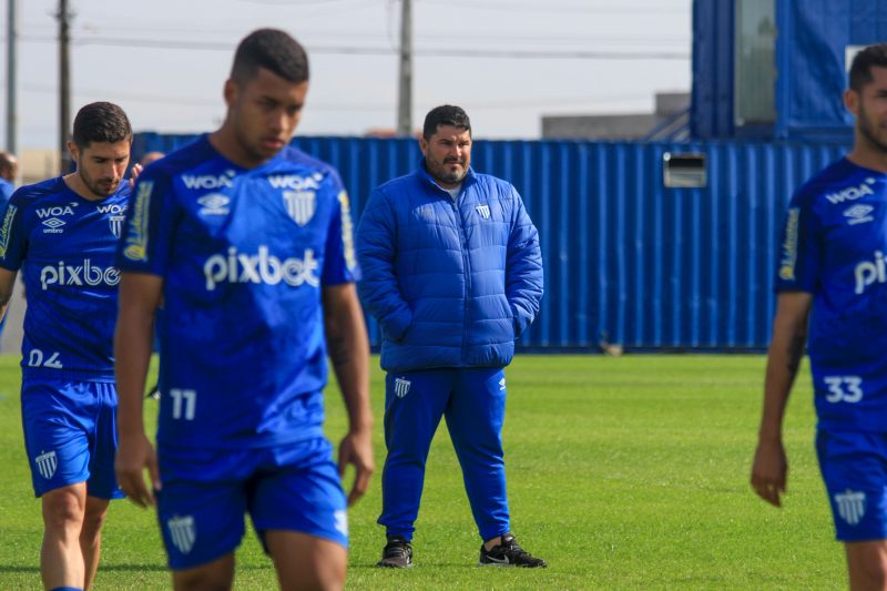 Eduardo Barroca comanda treino do Avaí