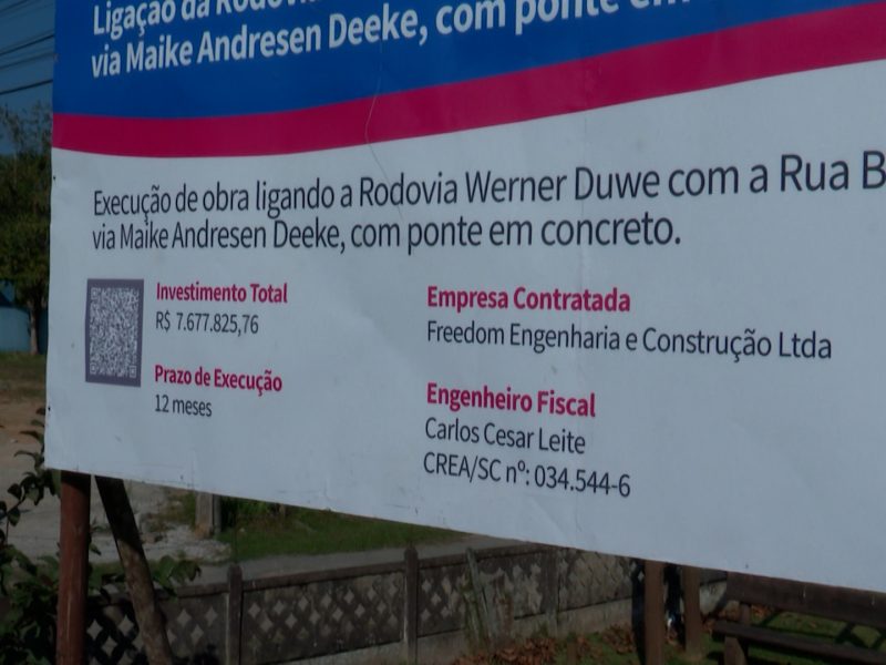 Placa informa dados sobre obras no bairro Badenfurt, em Blumenau – Foto: Reprodu&ccedil;&atilde;o/Ndtv